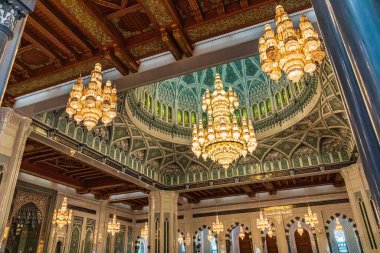 Orta Doğu, Arap Yarımadası, Umman, Muscat. 21 Ekim 2019. Muscat 'taki Sultan Qaboos Büyük Camii' nde avize ve dekoratif tavan..
