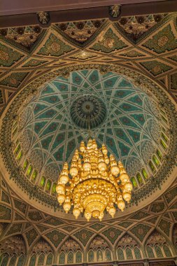 Orta Doğu, Arap Yarımadası, Umman, Muscat. 21 Ekim 2019. Muscat 'taki Sultan Qaboos Büyük Camii' nde avize ve dekoratif tavan..