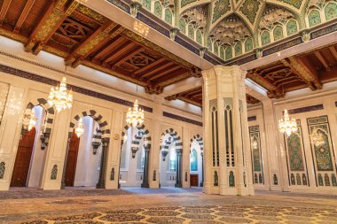 Orta Doğu, Arap Yarımadası, Umman, Muscat. 21 Ekim 2019. Muscat 'taki Sultan Qaboos Büyük Camii' nde bir oda..