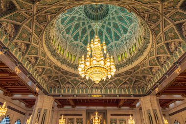 Orta Doğu, Arap Yarımadası, Umman, Muscat. 21 Ekim 2019. Muscat 'taki Sultan Qaboos Büyük Camii' nde avize ve dekoratif tavan..