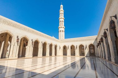 Orta Doğu, Arap Yarımadası, Umman, Muscat. 20 Ekim 2019. Muscat 'taki Sultan Qaboos Büyük Camii' nin dış avlusu..