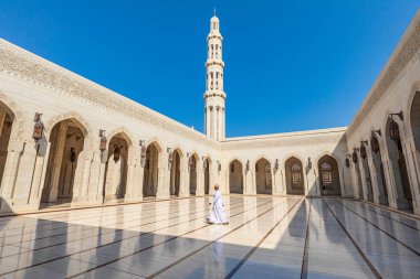 Orta Doğu, Arap Yarımadası, Umman, Muscat. 21 Ekim 2019. Muscat 'taki Sultan Qaboos Büyük Camii' nin dış avlusunda yürüyen bir adam..