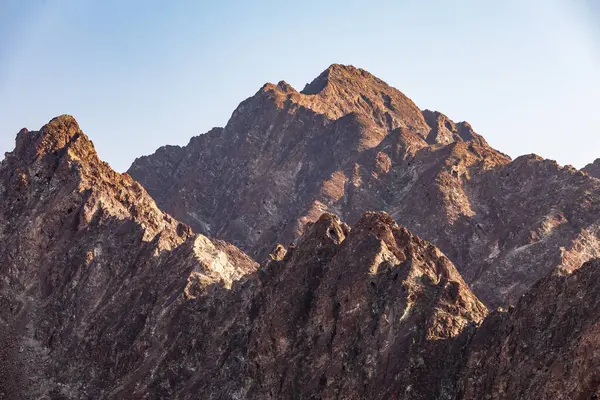 Orta Doğu, Arap Yarımadası, Umman, Muscat, Muttrah. Muttrah 'ın üzerindeki çöl dağları..