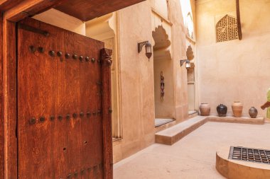 Orta Doğu, Arap Yarımadası, Umman, Ad Dakhiliyah, Bahla. 23 Ekim 2019. Bahla, Umman 'daki Jabreen Kalesi' nde kapı ve avlu..