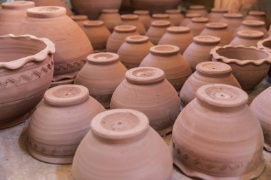 Orta Doğu, Arap Yarımadası, Umman, Ad Dakhiliyah, Bahla. 23 Ekim 2019. Umman 'daki Aladawi çömlek fabrikasında saksılar..