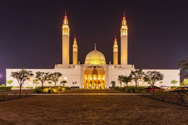 Orta Doğu, Arap Yarımadası, Umman, Ad Dakhiliyah, Nizwa. Sultan Qaboos Büyük Camii 'nin gece manzarası..