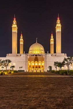 Orta Doğu, Arap Yarımadası, Umman, Ad Dakhiliyah, Nizwa. Sultan Qaboos Büyük Camii 'nin gece manzarası..