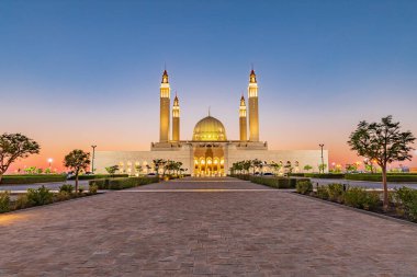 Orta Doğu, Arap Yarımadası, Umman, Ad Dakhiliyah, Nizwa. Sultan Qaboos Büyük Camii 'nde günbatımı.