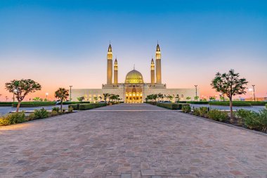 Orta Doğu, Arap Yarımadası, Umman, Ad Dakhiliyah, Nizwa. Sultan Qaboos Büyük Camii 'nde günbatımı.