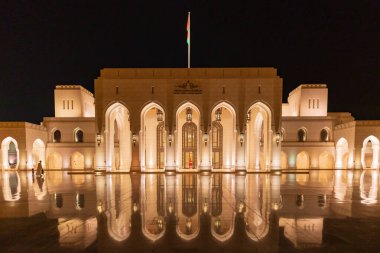 Orta Doğu, Arap Yarımadası, Umman, Muscat. Kraliyet Operası 'nın gece manzarası.