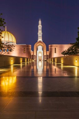 Orta Doğu, Arap Yarımadası, Umman, Muscat. Bawshar 'daki Sultan Qaboos Büyük Camii' nin gece manzarası..