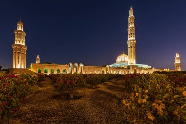 Orta Doğu, Arap Yarımadası, Umman, Muscat. Bawshar 'daki Sultan Qaboos Büyük Camii' nin gece manzarası..