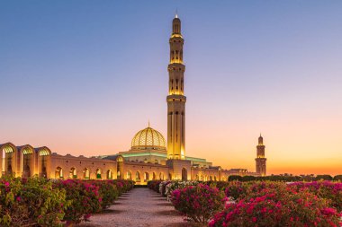 Orta Doğu, Arap Yarımadası, Umman, Muscat. Bawshar 'daki Sultan Qaboos Büyük Camii' nin gün batımı manzarası, Muscat..