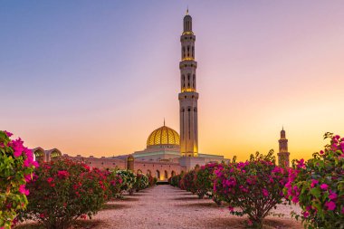 Orta Doğu, Arap Yarımadası, Umman, Muscat. Bawshar 'daki Sultan Qaboos Büyük Camii' nin gün batımı manzarası, Muscat..