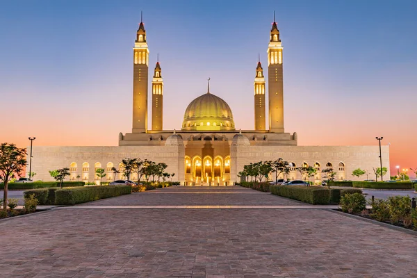 Orta Doğu, Arap Yarımadası, Umman, Ad Dakhiliyah, Nizwa. Sultan Qaboos Büyük Camii 'nde günbatımı.