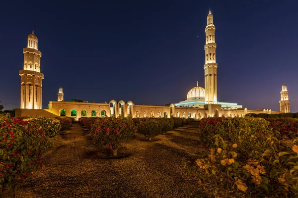 Orta Doğu, Arap Yarımadası, Umman, Muscat. Bawshar 'daki Sultan Qaboos Büyük Camii' nin gece manzarası..