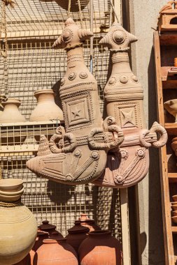 Orta Doğu, Arap Yarımadası, Umman, Ad Dakhiliyah, Nizwa. Umman, Nizwa 'daki çarşıda satılık seramik hanjar bıçakları..