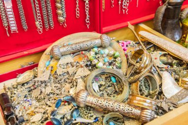 Orta Doğu, Arap Yarımadası, Umman, Ad Dakhiliyah, Nizwa. Nizwa 'daki çarşıda satılık mücevherler, Umman..