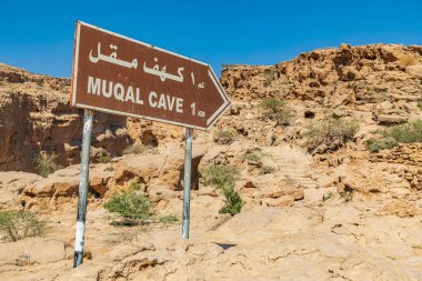 Orta Doğu, Arap Yarımadası, Umman, Al Batinah Güney, Wadi Bani Khalid. Wadi Bani Khalid 'deki Muqal Mağarası için imza..