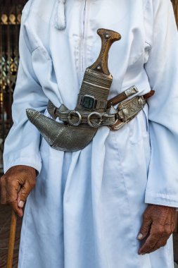 Orta Doğu, Arap Yarımadası, Umman, Al Batinah Güney, Sinaw. 24 Ekim 2019. Sinaw 'daki çarşıda elinde hançer olan bir Umman..