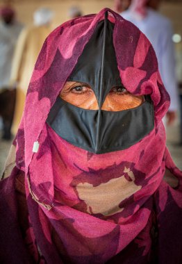 Orta Doğu, Arap Yarımadası, Umman, Al Batinah Güney, Sinaw. 24 Ekim 2019. Sinaw 'da geleneksel tesettür ve maske takan Ummanlı kadın..