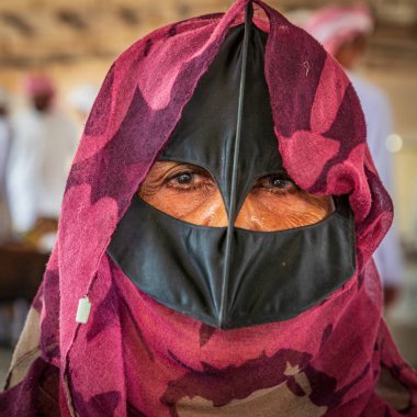 Orta Doğu, Arap Yarımadası, Umman, Al Batinah Güney, Sinaw. 24 Ekim 2019. Sinaw 'da geleneksel tesettür ve maske takan Ummanlı kadın..