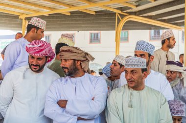 Orta Doğu, Arap Yarımadası, Umman, Ad Dakhiliyah, Nizwa. 25 Ekim 2019. Nizwa 'daki hayvan pazarındaki adamlar..