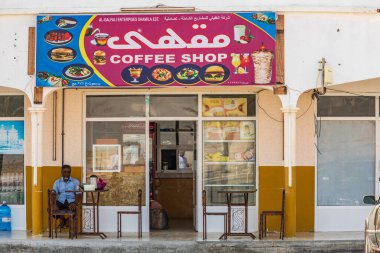 Orta Doğu, Arap Yarımadası, Umman, Al Batinah Güney, Mahout. 27 Ekim 2019. Mahout 'ta bir kahve dükkanı, Umman..