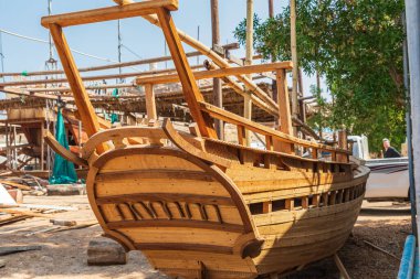 Orta Doğu, Arap Yarımadası, Umman, Al Batinah Güney, Sur. 28 Ekim 2019. Umman 'da bir kayıkhanede küçük ahşap bir balık..