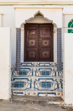 Orta Doğu, Arap Yarımadası, Umman, Al Batinah Güney, Sur. Ahşap kapı oyulmuş ve Umman 'da bir binaya basamaklar döşenmiş..