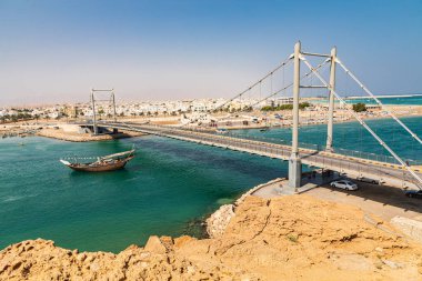 Orta Doğu, Arap Yarımadası, Umman, Al Batinah Güney, Sur. Dhow asma köprünün altından geçiyor.
