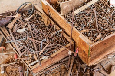 Orta Doğu, Arap Yarımadası, Umman, Al Batinah Güney, Sur. Paslı çivi kutuları ve eski aletlerin parçaları.