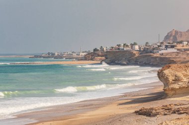 Orta Doğu, Arap Yarımadası, Umman, Al Batinah Güney, Sur. Arap Denizi 'nin engebeli kıyılarında dalgalar kopuyor..