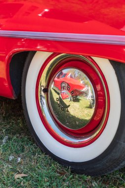 Marble Falls, Teksas, ABD. 10 Nisan 2021. Eski model bir Ford 'un beyaz duvar lastiği ve krom kapağı..