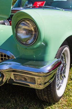 Marble Falls, Teksas, ABD. 10 Nisan 2021. Deniz köpüğü yeşili içinde klasik Ford Thunderbird.