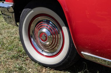 Marble Falls, Teksas, ABD. 10 Nisan 2021. Whitewall lastikleri ve krom jant kapağı klasik Mercury Monterey 'de.