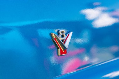 Marble Falls, Teksas, ABD. 10 Nisan 2021. Mavi bir arabanın üzerindeki krom V8 sembolü.