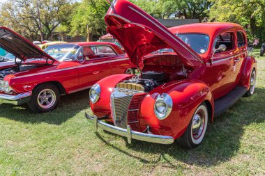 Marble Falls, Teksas, ABD. 10 Nisan 2021. Araba fuarında kaputu açık klasik otomobiller..