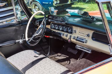 Marble Falls, Teksas, ABD. 10 Nisan 2021. Üstü açılabilir Dodge Coronet 'in içi..