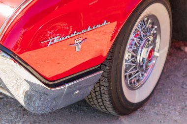 Marble Falls, Teksas, ABD. 10 Nisan 2021. Klasik bir Ford Thunderbird 'ün logosu ve ön tekerleği.