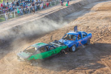 Burnet, Teksas, ABD. 10 Nisan 2021. Burnet, Teksas 'taki yıkım yarışında yarışmacılar.