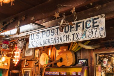 Luckenbach, Teksas, ABD. 13 Nisan 2021. Luckenbach, Teksas 'ta bir turist dükkanında postane tabelası..