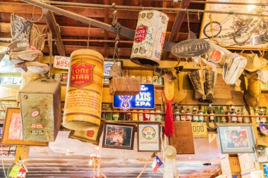 Luckenbach, Teksas, ABD. 13 Nisan 2021. Luckenbach, Teksas 'ta bir barın tavanında asılı duran büyük bira kutuları..