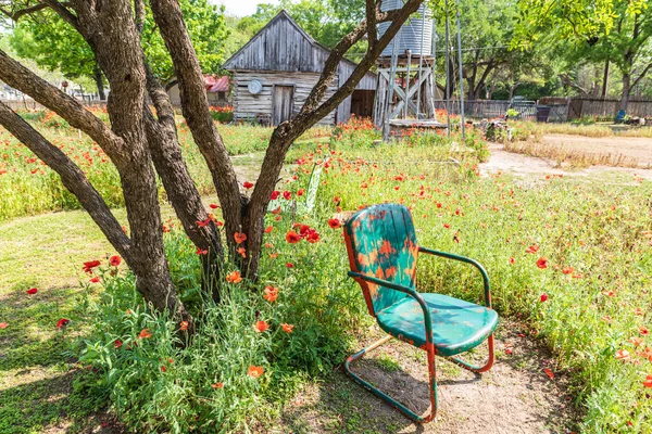 Castroville Teksas Usa Kwietnia 2021 Maki Metalowe Krzesło Zabytkowe Budynki — Zdjęcie stockowe