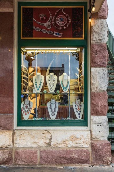 Fredericksburg, Teksas, ABD. 13 Nisan 2021. Texas Hill kırsalında bir mağazanın vitrininde mücevher..