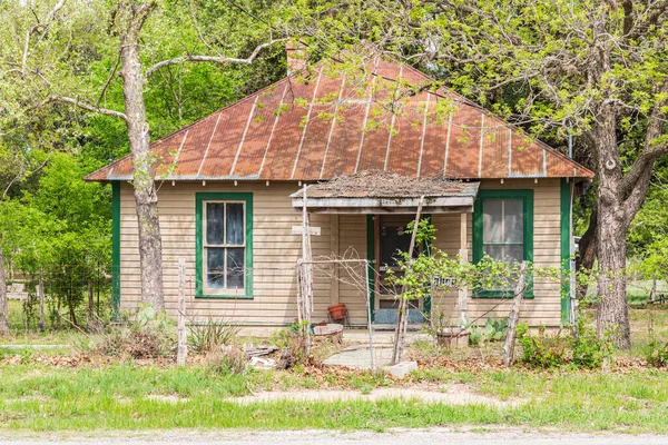 シスターデール テキサス州 アメリカ 2021年4月14日 テキサスの丘の国で錆びた金属屋根の小さな古い家 — ストック写真