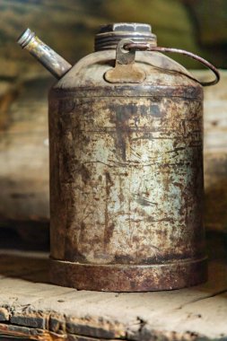 Latah, Washington, ABD. Eski bir ahırda eski bir yağ bidonu.