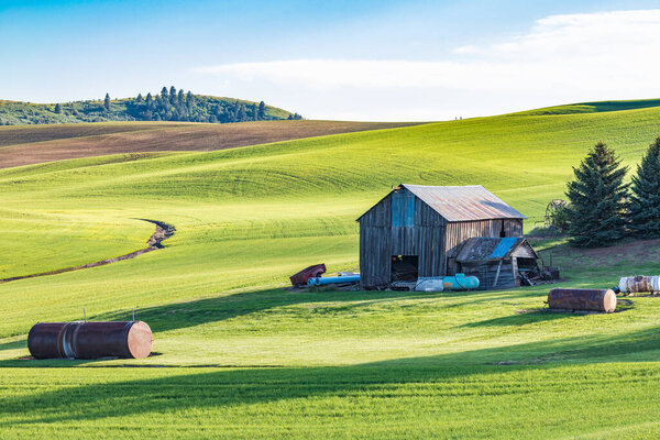 Пуллман, Вашингтон, США. 22 мая 2021 года. Старый амбар на живописной ферме в Палхаус Хиллс.