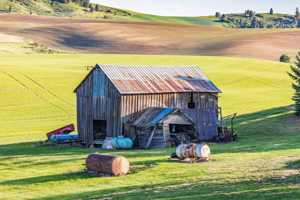 Пуллман, Вашингтон, США. 22 мая 2021 года. Старый амбар на ферме в Палхаус Хиллс.