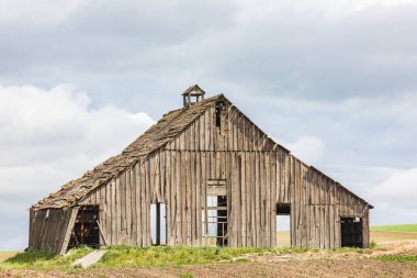 Garfield, Washington, ABD. 24 Mayıs 2021. Palouse tepelerinde terk edilmiş eski bir ahır..